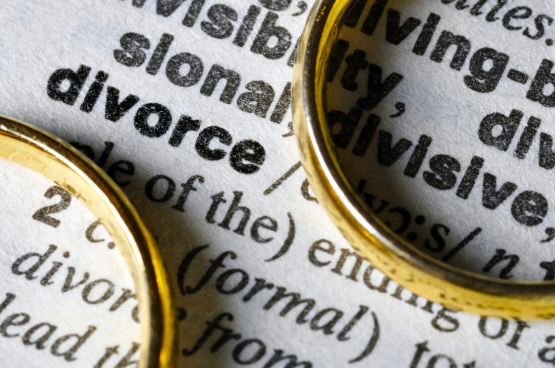 Calculating Your Alimony During A Divorce - Two separate wedding rings next to the word